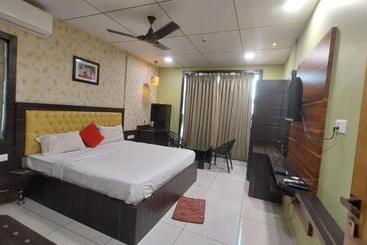 هتل Goroomgo Royal Crown Puri