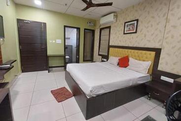 هتل Goroomgo Royal Crown Puri