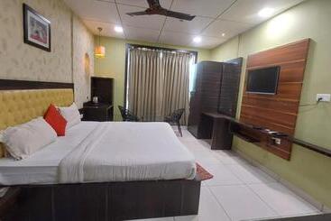 هتل Goroomgo Royal Crown Puri