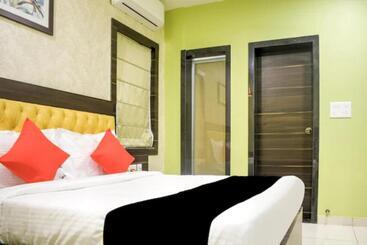 هتل Goroomgo Royal Crown Puri