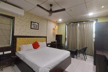 هتل Goroomgo Royal Crown Puri