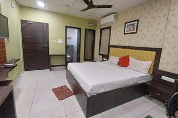 هتل Goroomgo Royal Crown Puri