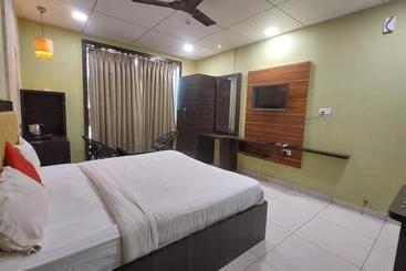 هتل Goroomgo Royal Crown Puri