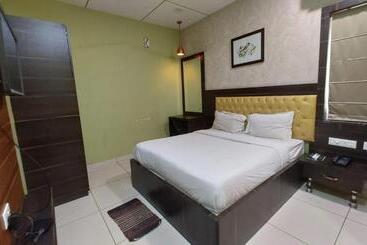 هتل Goroomgo Royal Crown Puri