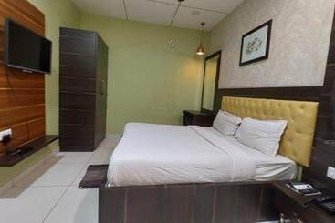 هتل Goroomgo Royal Crown Puri