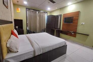 هتل Goroomgo Royal Crown Puri