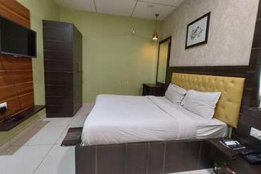 هتل Goroomgo Royal Crown Puri