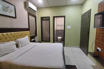 هتل Goroomgo Royal Crown Puri