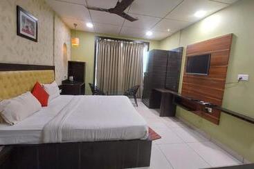 هتل Goroomgo Royal Crown Puri