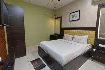 هتل Goroomgo Royal Crown Puri