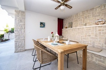 اقامتگاه Charming 3 Bed House In Tribunj