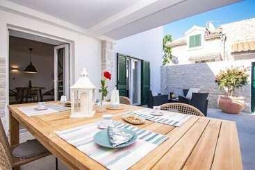 اقامتگاه Charming 3 Bed House In Tribunj
