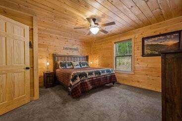 Bear Necessities   3 Bedrooms, 3 Baths, Sleeps 10 3 Cabin By Redawning