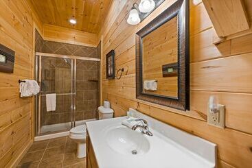 Bear Necessities   3 Bedrooms, 3 Baths, Sleeps 10 3 Cabin By Redawning