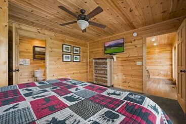 Bear Necessities   3 Bedrooms, 3 Baths, Sleeps 10 3 Cabin By Redawning