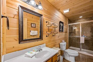 Bear Necessities   3 Bedrooms, 3 Baths, Sleeps 10 3 Cabin By Redawning