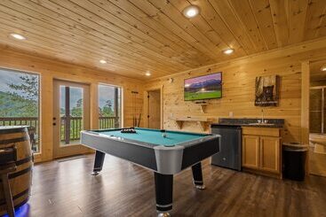 Bear Necessities   3 Bedrooms, 3 Baths, Sleeps 10 3 Cabin By Redawning