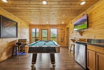 Bear Necessities   3 Bedrooms, 3 Baths, Sleeps 10 3 Cabin By Redawning