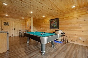 Bear Necessities   3 Bedrooms, 3 Baths, Sleeps 10 3 Cabin By Redawning