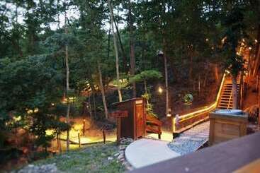 Bear Necessities   3 Bedrooms, 3 Baths, Sleeps 10 3 Cabin By Redawning