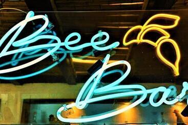 هتل 12 Bees By Kavia