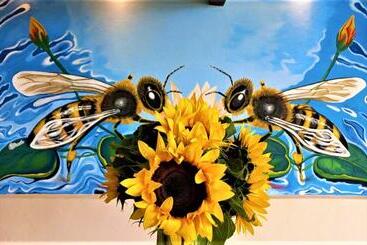 هتل 12 Bees By Kavia