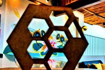 هتل 12 Bees By Kavia
