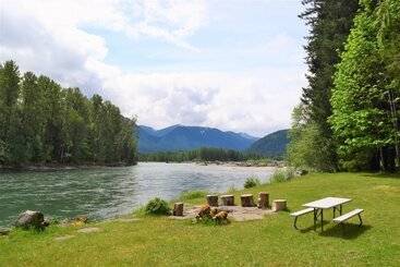 Cowlitz River Cabin