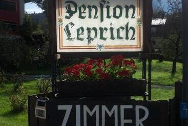 تختخواب و صبحانه Pension Leprich
