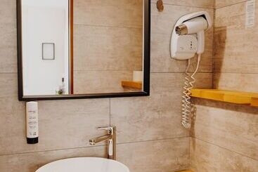 هتل L Hôtel Bristol