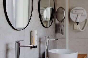 هتل L Hôtel Bristol