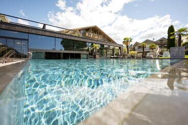 هتل Weinegg Wellviva Resort