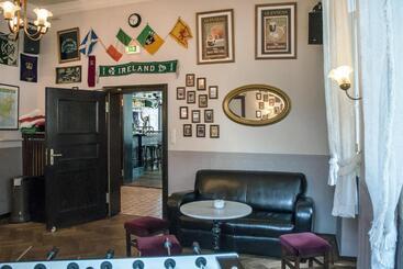 هتل Hajo´s Germania Lodge & Irish Pub