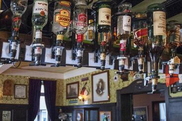 هتل Hajo´s Germania Lodge & Irish Pub