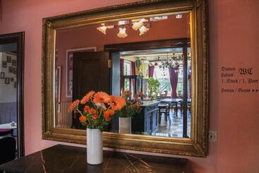 هتل Hajo´s Germania Lodge & Irish Pub