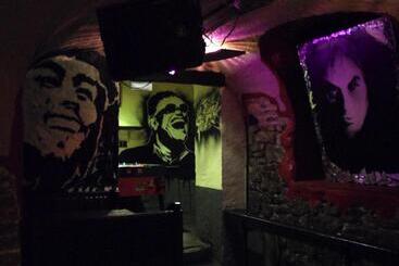 هتل Hajo´s Germania Lodge & Irish Pub