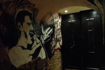 هتل Hajo´s Germania Lodge & Irish Pub
