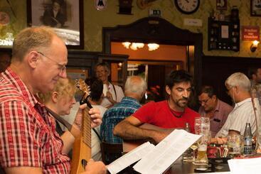 هتل Hajo´s Germania Lodge & Irish Pub