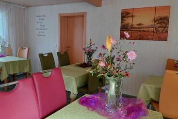 تختخواب و صبحانه Pension Haus Germania