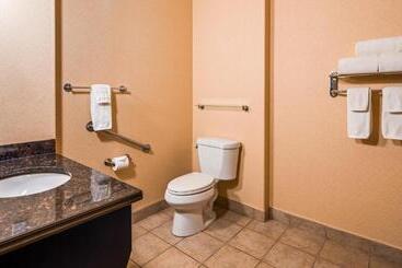 هتل Best Western Plus Estevan Inn & Suites