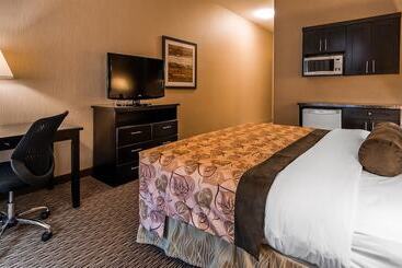 هتل Best Western Plus Estevan Inn & Suites