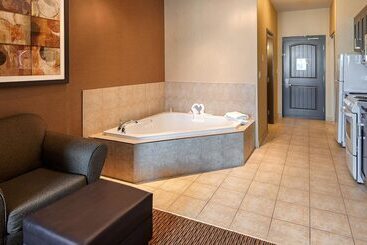 هتل Best Western Plus Estevan Inn & Suites
