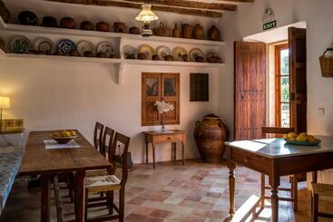 هتل Finca Can Estades