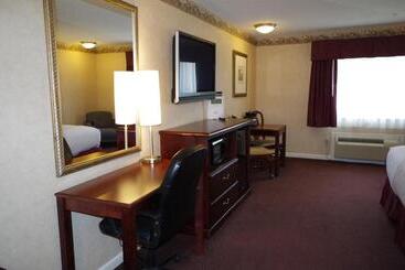 هتل Shiretown Inn & Suites