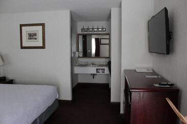 هتل Shiretown Inn & Suites