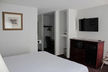 هتل Shiretown Inn & Suites