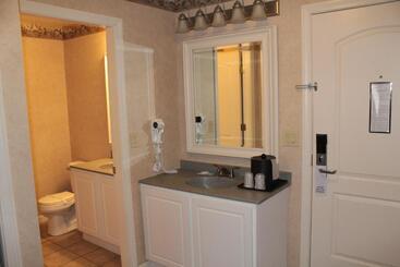 هتل Shiretown Inn & Suites