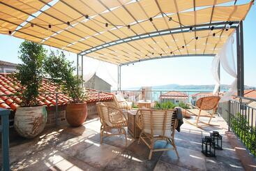هتل Lunaria Guest House