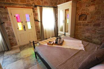 هتل Lunaria Guest House