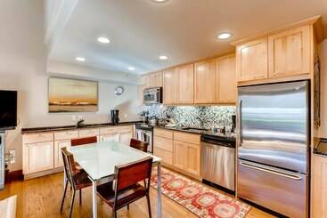هتل Luxury Ski In, Ski Out 1 Bedroom Condo In Lionshead Village